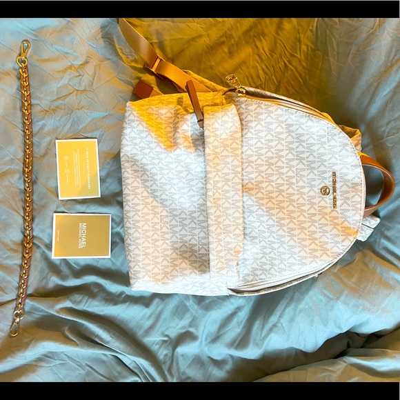 Barley used MK backpack selling bc it was a gift from my Ex boyfriend lol.